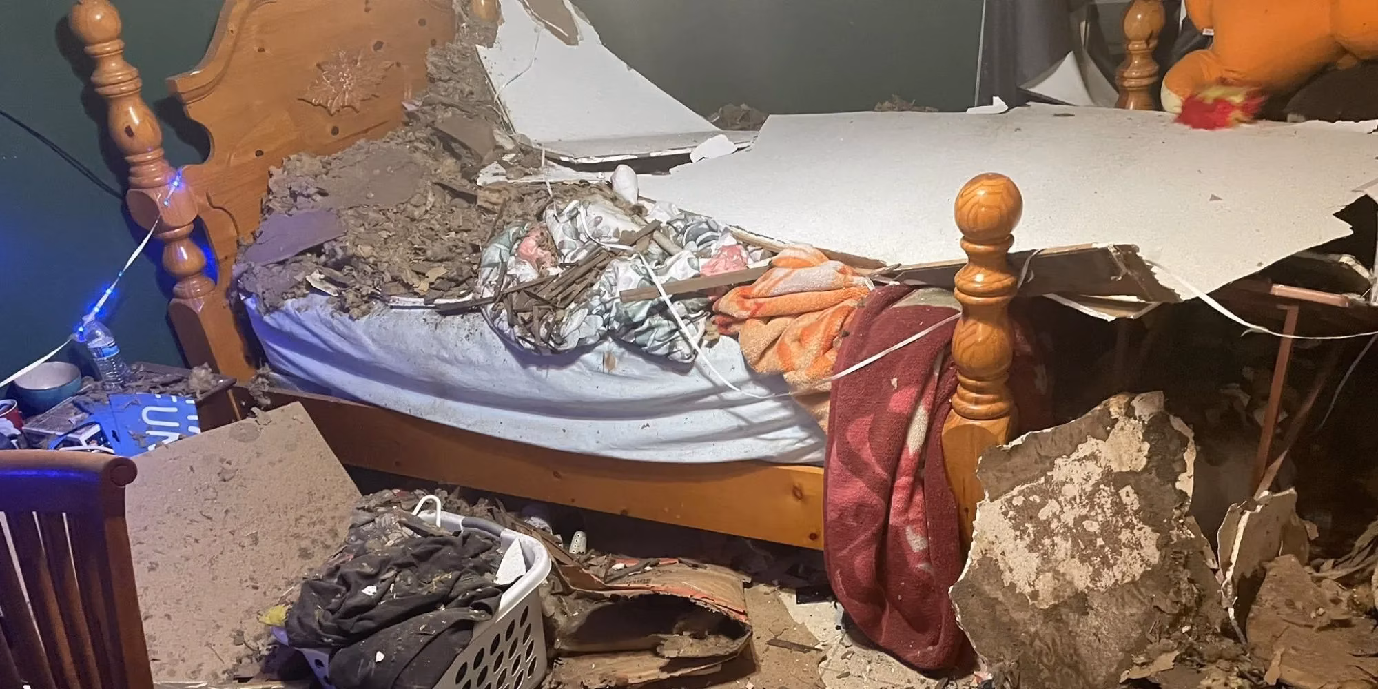 when-the-ceiling-hits-the-fan-twitch-streamer-s-unexpected-rise-to-fame-image-0